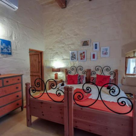 Peaceful Farmhouse Stay With Cozy Yard Għarb Eksteriør billede