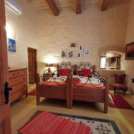 Peaceful Farmhouse Stay With Cozy Yard Għarb Eksteriør billede