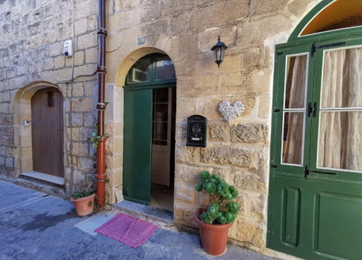 Peaceful Farmhouse Stay With Cozy Yard Għarb Eksteriør billede