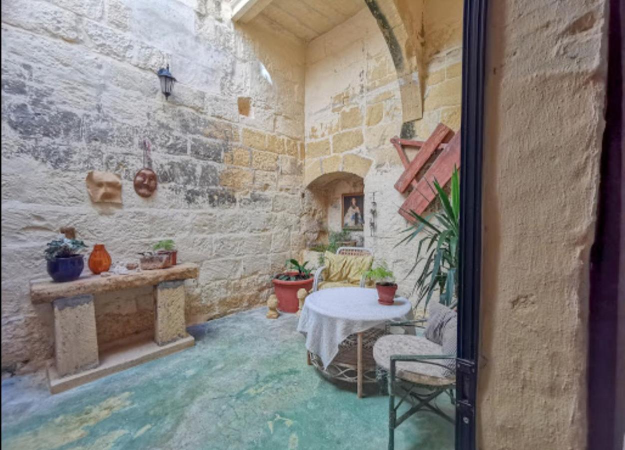 Peaceful Farmhouse Stay With Cozy Yard Għarb Eksteriør billede