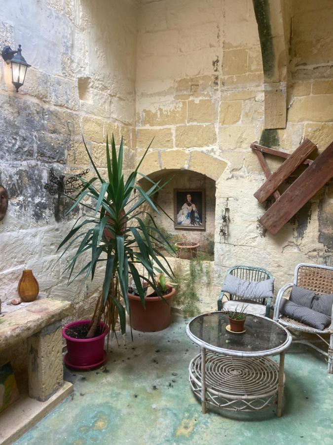 Peaceful Farmhouse Stay With Cozy Yard Għarb Eksteriør billede